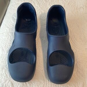 Womens blu crocs